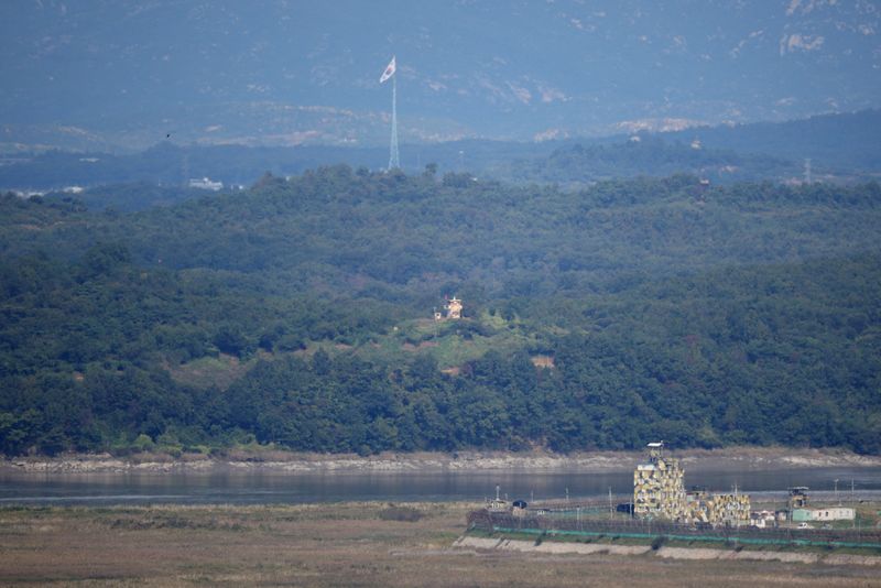 &copy; Reuters. Guardas da Coreia do Sul e Coreia do Norte são vistas próximas à zona desmilitarizada, em Paju, Coreia do Sul
06/10/2022
REUTERS/Kim Hong-Ji