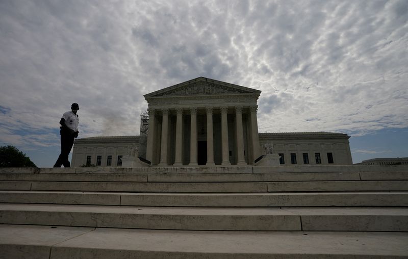 &copy; Reuters. FILE PHOTO: A policeman keeps watch on the steps of the U.S. Supreme Court, where rulings were handed down today, in Washington, U.S., June 27, 2023 REUTERS/Kevin Lamarque/File Photo
