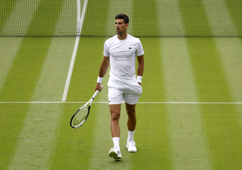 &copy; Reuters. لاعب التنس الصربي نوفاك ديوكوفيتش خلال التدريب في لندن يوم الخميس. تصوير: آندرو كانريدج - رويترز.
