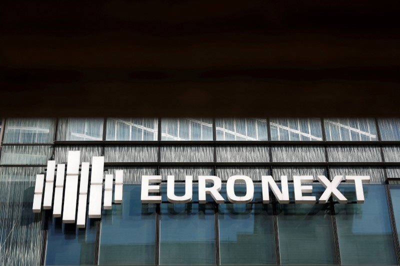 &copy; Reuters. FOTO DE ARCHIVO: El logo del mercado Euronext en el distrito de negocios de La Defense en París, Francia, 30 de septiembre de 2022. REUTERS/Benoit Tessier/