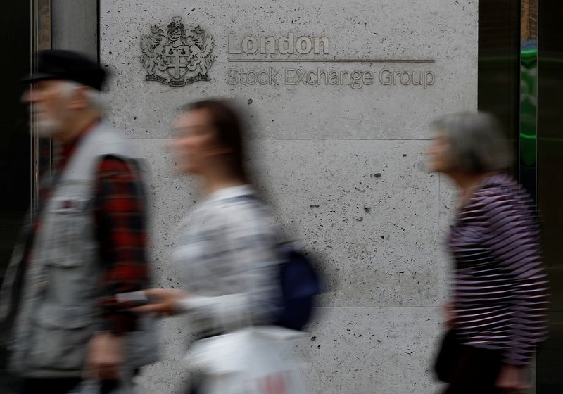 &copy; Reuters. Les gens passent devant l'entrée de la Bourse de Londres. /Photo prise le 23 août 2018 à Londres, en Grande-Bretagne/REUTERS/Peter Nicholls