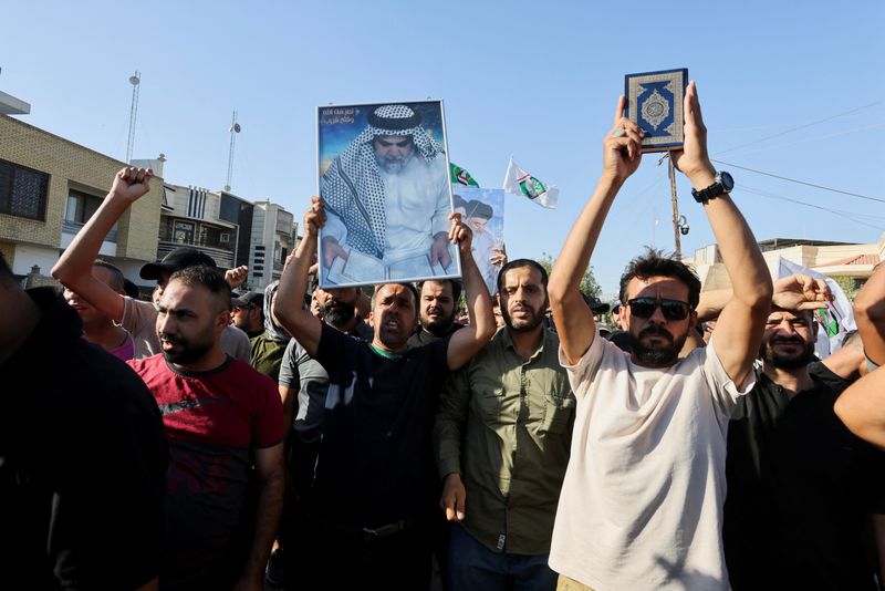 &copy; Reuters. عراقيون يحتشدون أمام السفارة السويدية في العاصمة بغداد يوم الخميس للاحتجاج على حرق المصحف خارج مسجد في ستوكهولم . تصوير : أحمد سعد - رويترز . 