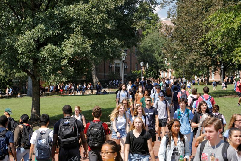 © Reuters. FILE PHOTO: Students walk through the campus of the University of North Carolina at Chapel Hill, North Carolina, U.S., September 20, 2018. Picture taken on September 20, 2018.   REUTERS/Jonathan Drake/