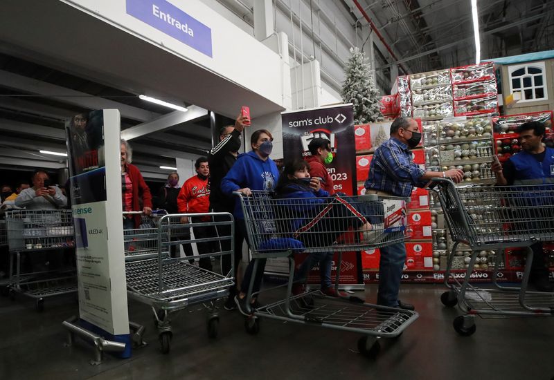 &copy; Reuters. FILE PHOTO: Shoppers push carts as they enter the store during the opening of Mexican shopping season event "El Buen Fin" (The Good Weekend) as consumers shop, emulating the "Black Friday" shopping, at Sam's Club store in Mexico City, Mexico, November 11,