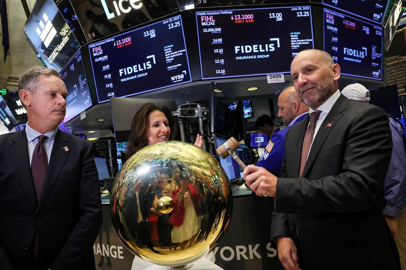 © Reuters. Daniel Burrows, CEO of Fidelis Insurance Holdings Limited rings a ceremonial bell to begin trading of his company's stock during the IPO at the New York Stock Exchange (NYSE) in New York City, U.S., June 29, 2023.  REUTERS/Brendan McDermid