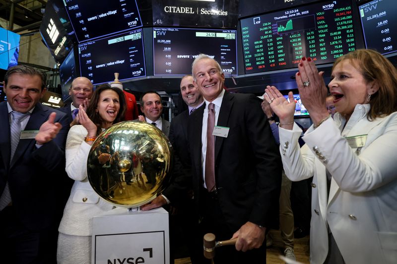 © Reuters. Mark Walsh, CEO of Savers Value Village, celebrates his company's IPO on the floor of the New York Stock Exchange (NYSE) in New York City, U.S., June 29, 2023.  REUTERS/Brendan McDermid