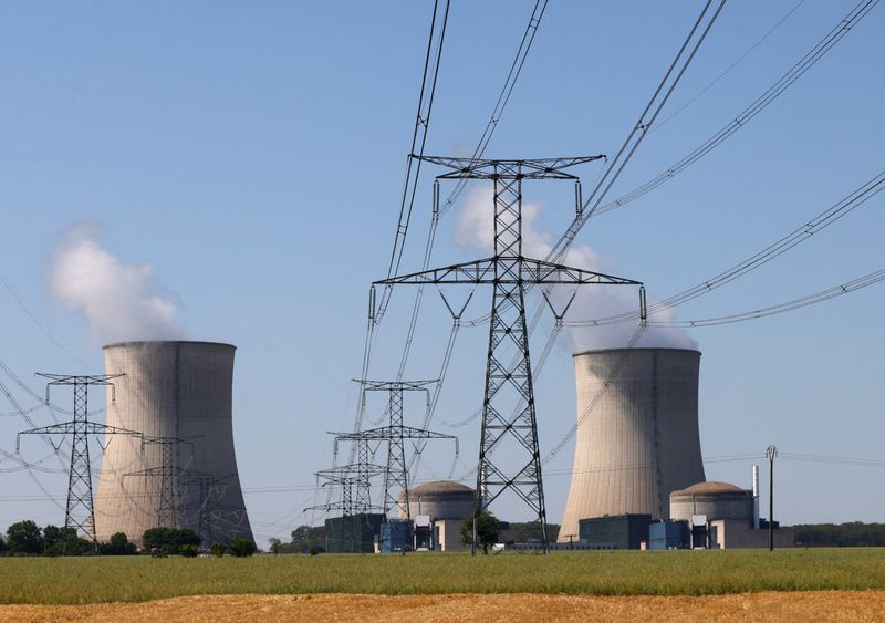 &copy; Reuters. Les réacteurs de la centrale nucléaire d'Electricité de France (EDF) à Cattenom. /Photo prise le 13 juin 2023 à Cattenom, en France/REUTERS/Yves Herman