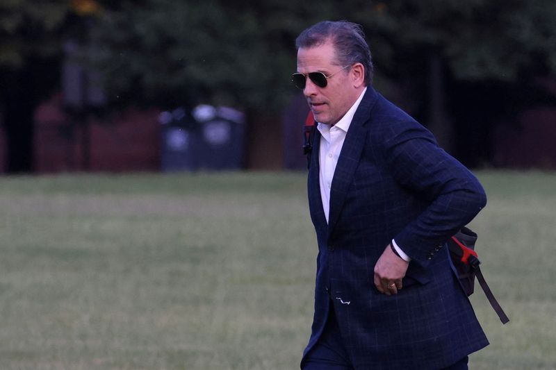 &copy; Reuters. FILE PHOTO: Hunter Biden steps off Marine One at Ft. McNair, after spending the night at Camp David, in Washington, U.S., June 25, 2023. REUTERS/Tasos Katopodis/File Photo