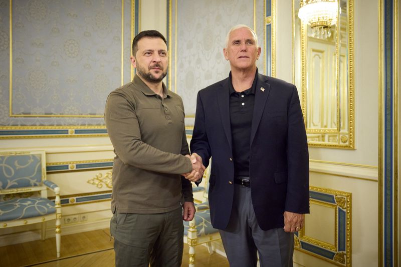 © Reuters. Ukraine's President Volodymyr Zelenskyi welcomes former U.S. Vice President Mike Pence, amid Russia's attack on Ukraine, in Kyiv, Ukraine June 29, 2023. Ukrainian Presidential Press Service/Handout via REUTERS  