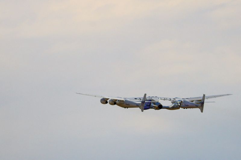 © Reuters. The passenger rocket plane operated by Virgin Galactic lifts off during the company's first commercial flight to the edge of space, at the Spaceport America facility, in Truth or Consequences, New Mexico, U.S., June 29, 2023. REUTERS/Jose Luis Gonzalez REFILE - QUALITY REPEAT