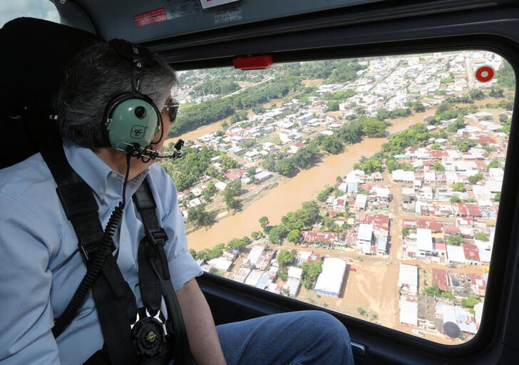 &copy; Reuters. FOTO DE ARCHIVO REFERENCIAL. El presidente de Ecuador, Guillermo Lasso, vuela sobre barrios inundados después de fuertes lluvias, en Esmeraldas, Ecuador, 5 de junio de 2023. Presidencia de Ecuador/Distribuida vía REUTERS. ATENCIÓN EDITORES: ESTA IMAGEN