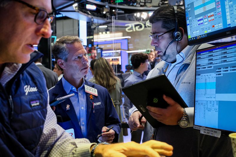 &copy; Reuters. متعاملون يتابعون حركة تداول الأسهم في بورصة نيويورك يوم 22 يونيو حزيران 2023. تصوير: برندان مكدرميد - رويترز.

