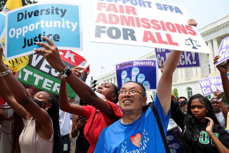 &copy; Reuters. FILE PHOTO: Demonstrators for and against the U.S. Supreme Court decision to strike down race-conscious student admissions programs at Harvard University and the University of North Carolina confront each other, in Washington, U.S., June 29, 2023. REUTERS