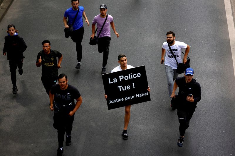 © Reuters. Des jeunes assistent à une marche en hommage à Nahel à Nanterre. /Photo prise le 29 juin 2023 à Nanterre, en France/REUTERS/Sarah Meyssonnier IMAGES TPX DU JOUR