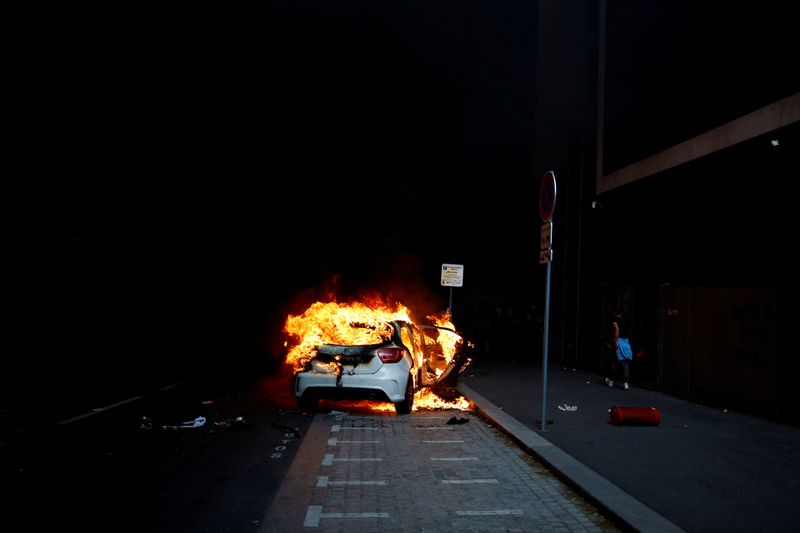 © Reuters. Un véhicule en feu à Nanterre. /Photo prise le 29 juin, 2023 à Nanterre, en France/REUTERS/Sarah Meyssonnier 