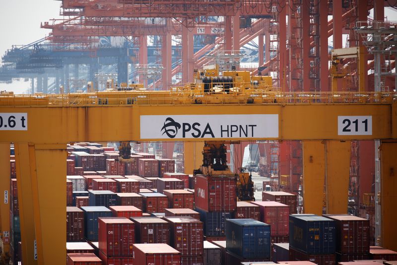 © Reuters. A giant crane moves a shipping container at Pusan Newport Terminal in Busan, South Korea, July 1, 2021. Picture taken on July 1, 2021.    REUTERS/Kim Hong-Ji/File Photo