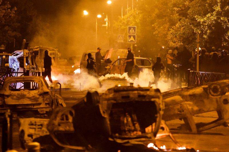 &copy; Reuters. Manifestantes entram em confronto com a polícia após a morte de adolescente de 17 anos por um policial francês durante uma parada de trânsito, em Nanterre, Paris
30/06/2023
REUTERS/Gonzalo Fuentes