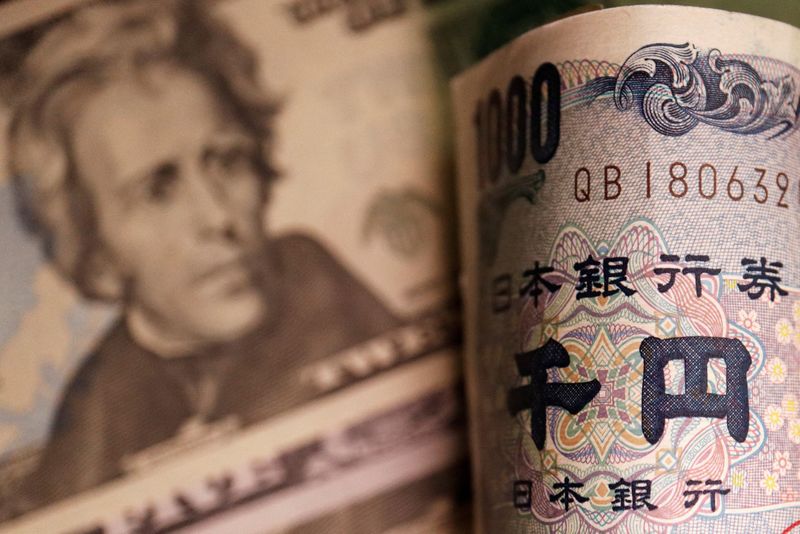&copy; Reuters. أوراق نقدية من فئتي الين الياباني والدولار الأمريكي في صورة توضيحية تم التقاطها يوم 23 سبتمبر أيلول 2023. تصوير:  فلورنس لو - رويترز. 
