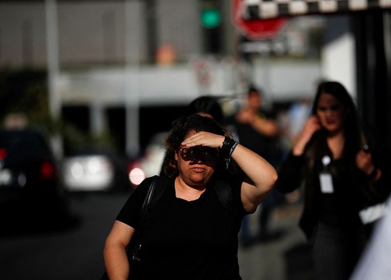 &copy; Reuters. امرأة تسير في الشارع وسط  استمرار ارتفاع درجات الحرارة في مونتيري بالمكسيك يوم 28 يونيو حزيران 2023. تصوير: دانيال بيسريل - رويترز. 