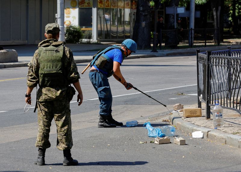 &copy; Reuters. FILE PHOTO: Combat engineers of pro-Russian troops demine PMF-1 Lepestok anti-personnel landmines in a street in the course of Ukraine-Russia conflict in Donetsk, Ukraine July 31, 2022. REUTERS/Alexander Ermochenko/File Photo