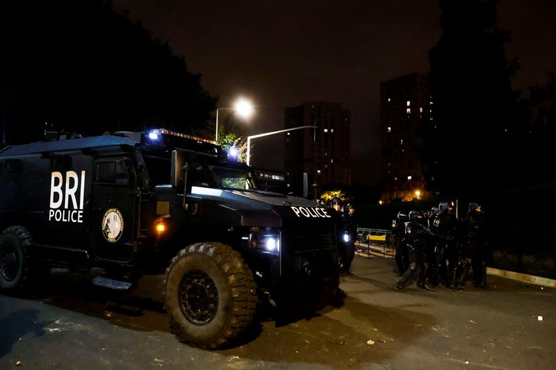 &copy; Reuters. La police française se tient en position alors que des feux d'artifice se déclenchent lors d'affrontements avec des jeunes. /Photo prise le 29 juin 2023/REUTERS/Gonzalo Fuentes