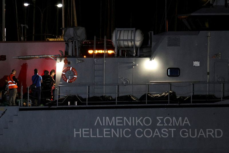 Greece migrant tragedy: Survivor accounts say coastguard rope toppled boat