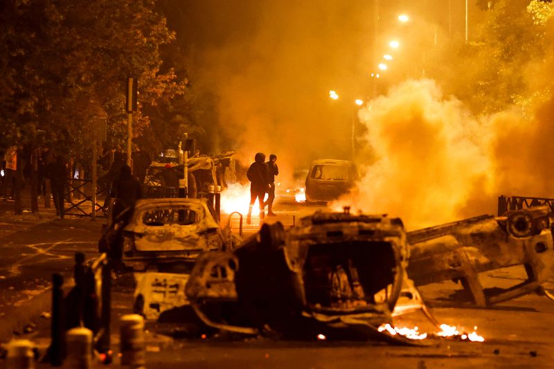 &copy; Reuters. سيارة محترقة وآثار دمار أخرى ناجمة عن  اندلاع أعمال شغب واشتباكات بين الشرطة الفرنسية ومحتجين في الساعات الأولى من يوم الجمعة في باريس احتج