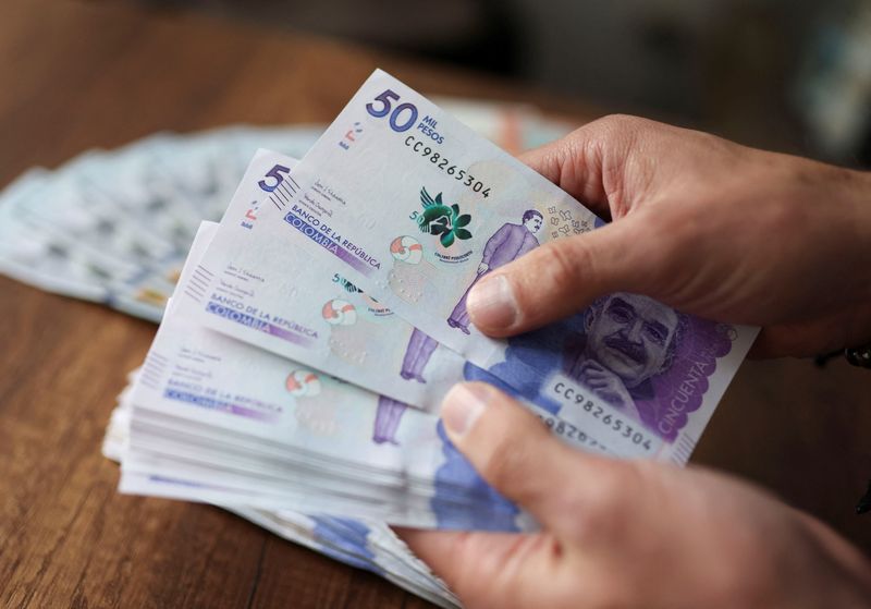 &copy; Reuters. An employee counts Colombian pesos in an exchange house, in Bogota, Colombia July 11, 2022. REUTERS/Luisa Gomzalez