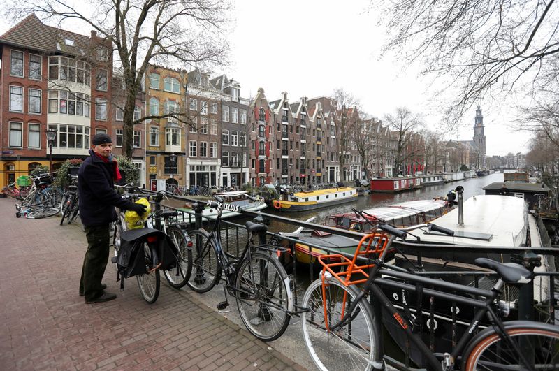 &copy; Reuters. FILE PHOTO: General view of the canals at the Prinsengracht in Amsterdam, Netherlands March 10, 2021. Picture taken March 10, 2021. REUTERS/Eva Plevier//File Photo