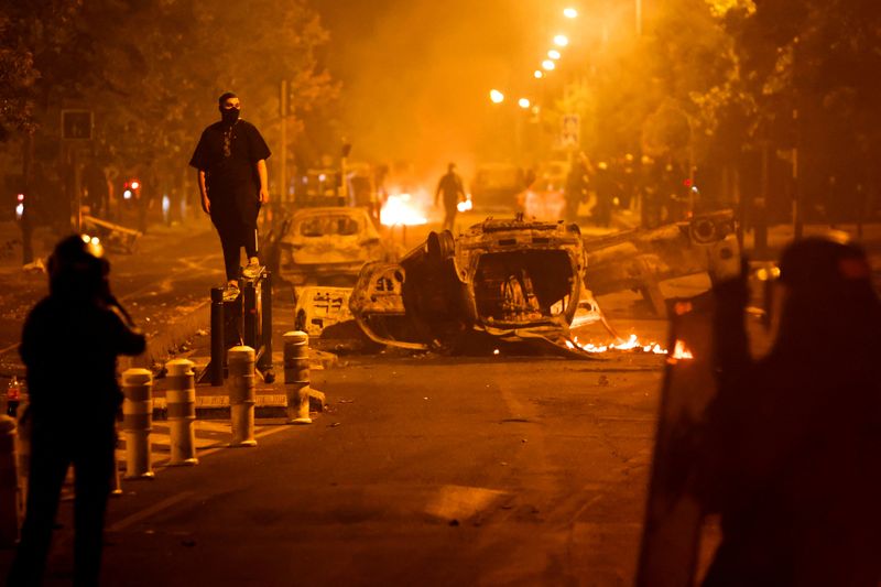&copy; Reuters. Des manifestants affrontent la police, à la suite de la mort de Nahel, un adolescent de 17 ans tué par un policier français lors d'un contrôle routier, à Nanterre, banlieue parisienne. /Photo prise le 30 juin 2023/REUTERS/Gonzalo Fuentes