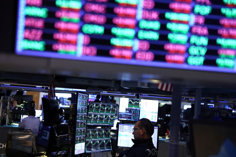 &copy; Reuters. Traders work on the trading floor at the New York Stock Exchange (NYSE) in New York City, U.S., January 25, 2023. REUTERS/Andrew Kelly