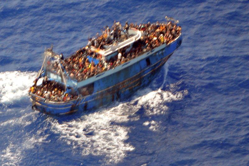 &copy; Reuters. قارب يقل على متنه مئات المهاجرين قبل أن ينقلب في البحر قبالة سواحل اليونان في 14 يونيو حزيران 2023 في صورة حصلت عليها رويترز من خفر السواحل اليو
