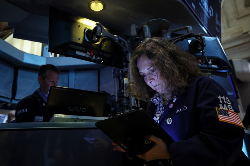 &copy; Reuters. Traders work on the floor of the New York Stock Exchange (NYSE) in New York City, U.S., June 29, 2023.  REUTERS/Brendan McDermid