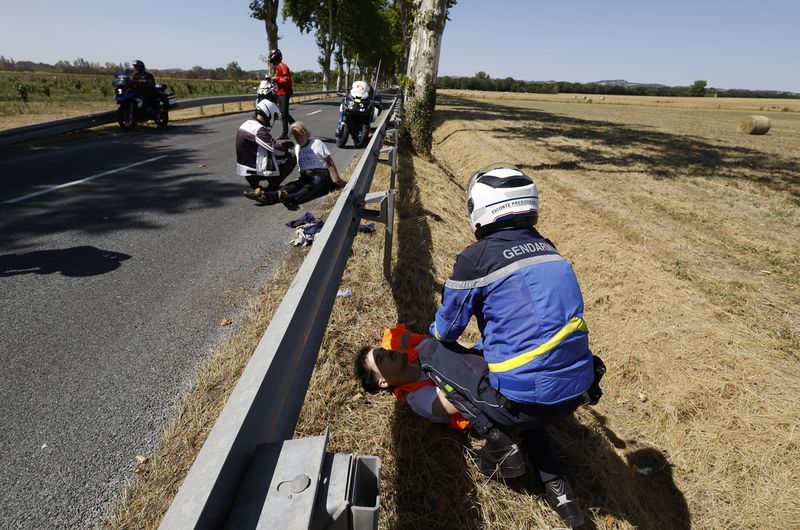 &copy; Reuters. Des gendarmes assistent des personnes sur une étape du Tour de France. /photo prise le 17 juillet 2022/REUTERS/Christian Hartmann