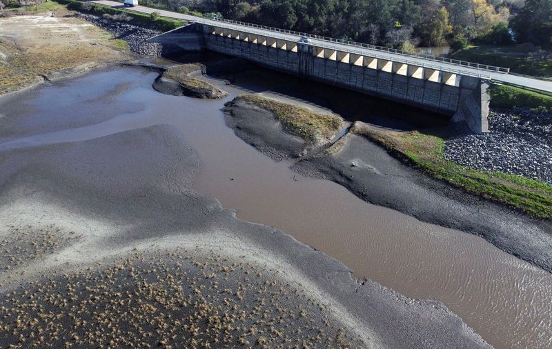 &copy; Reuters. Vista general del embalse de Canelón Grande durante una grave sequía, en Canelones, Uruguay. 29 de junio, 2023. REUTERS/Alejandro Obaldia