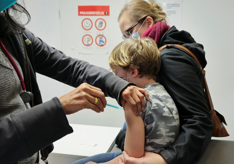 &copy; Reuters. FOTO DE ARCHIVO: Max, de siete años, recibe una dosis de la vacuna infantil de Pfizer-BioNTech contra la enfermedad por coronavirus (COVID-19) en una consulta médica infantil en Bonn, Alemania, 15 de diciembre de 2021. REUTERS/Wolfgang Rattay