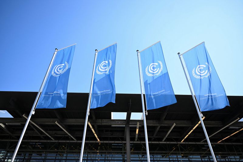 &copy; Reuters. أعلام مؤتمر الأمم المتحدة للتغير المناخي ترفرف في مقر انعقاده في بون بألمانيا في السادس من يونيو حزيران 2023  . تصوير : جانا رودينبوخ - رويترز . 