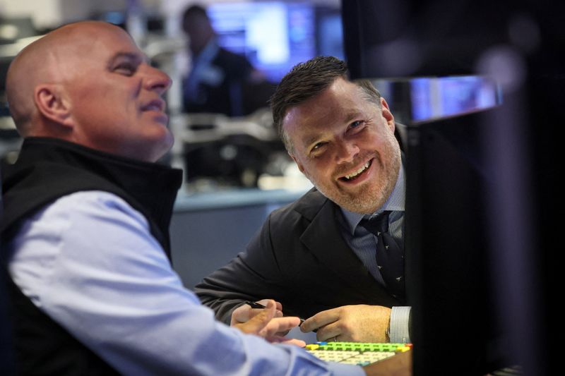&copy; Reuters. Les traders de la Bourse de New York (NYSE). /Photo prise le 29 juin 2023 à New York, aux États-Unis/REUTERS/Brendan McDermid