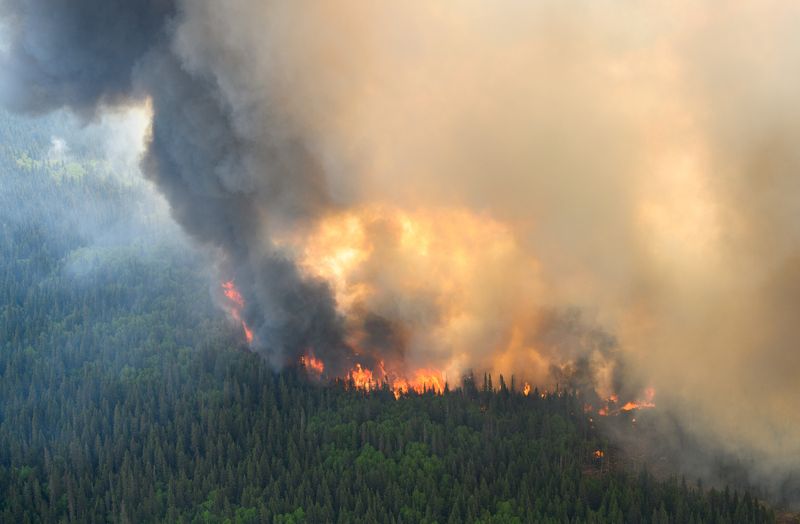 &copy; Reuters. Fumaça ascende com incêndio em floresta no Quebec, Canadá
12/06/2023
Cpl Marc-Andre Leclerc/Canadian Forces/Handout via REUTERS