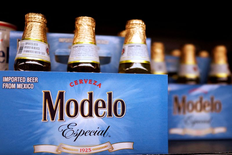 © Reuters. FILE PHOTO: Bottles of the beer, Modelo, a brand of Constellation Brands Inc., sit on a supermarket shelf in Los Angeles, California April 1, 2015.  REUTERS/Lucy Nicholson/File Photo