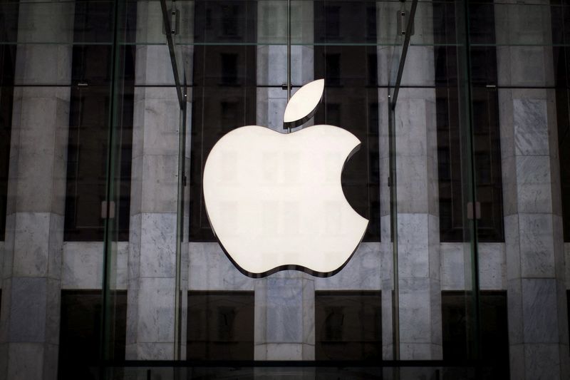 &copy; Reuters. Un logo Apple est accroché au-dessus de l'entrée de l'Apple Store sur la 5e Avenue, dans l'arrondissement de Manhattan à New York. /Photo prise le 21 juillet 2015/REUTERS/Mike Segar