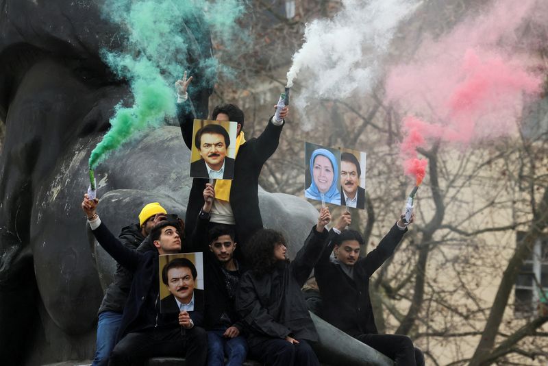 &copy; Reuters. مؤيدون للمجلس الوطني للمقاومة الإيرانية المعارض يحتجون في باريس تضامنا مع الشعب الإيراني يوم 12 فبراير شباط 2023. تصوير: إيف هيرمان - رويترز.