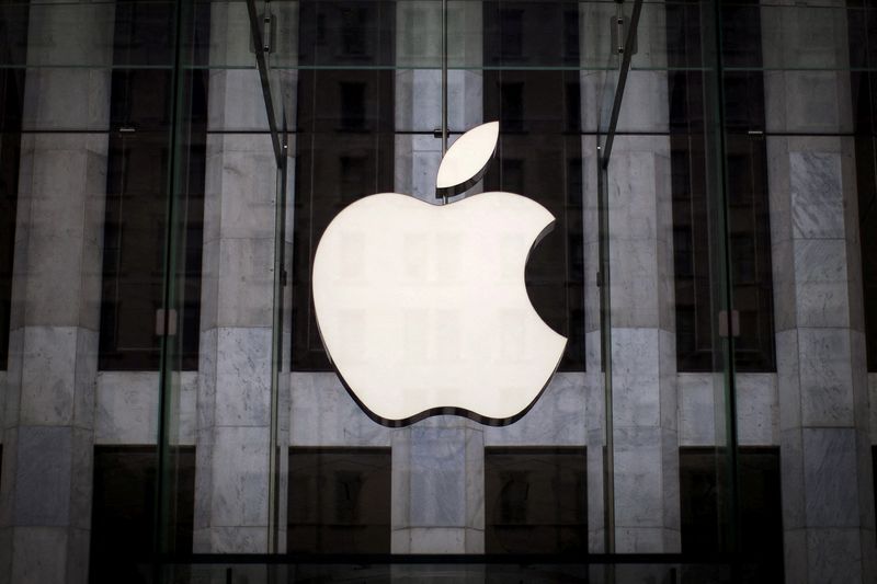 &copy; Reuters. Il logo Apple sopra l'ingresso di un Apple Store a Manhattan, New York, 21 luglio 2015.  REUTERS/Mike Segar/File Photo