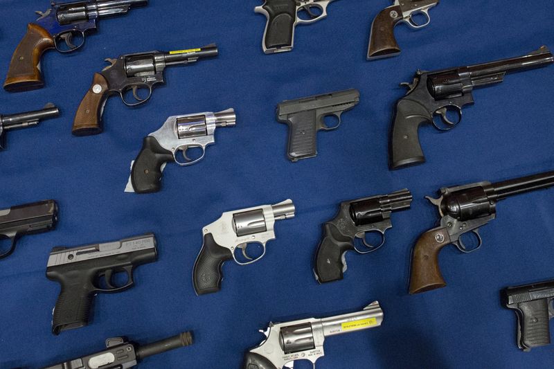 &copy; Reuters. FILE PHOTO: Confiscated illegal guns are displayed during a news conference at New York City Police (NYPD) Headquarters in New York, October 27, 2015. REUTERS/Brendan McDermid/File Photo