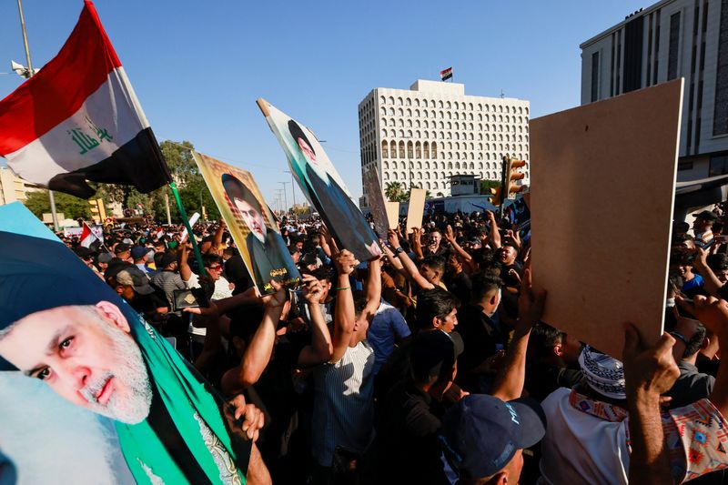 &copy; Reuters. أنصار رجل الدين الشيعي العراقي مقتدى الصدر يشاركون في احتجاج بالقرب من السفارة السويدية في بغداد يوم الجمعة. ثائر السوداني - رويترز.
