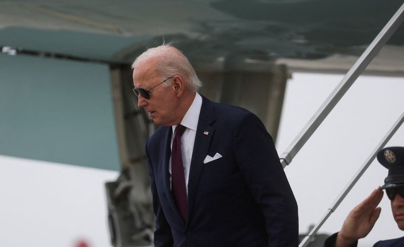 © Reuters. FILE PHOTO: U.S. President Joe Biden disembarks from Air Force One as he arrives at John F. Kennedy International Airport prior to attending campaign events in New York City, U.S., June 29, 2023. REUTERS/Leah Millis/File Photo