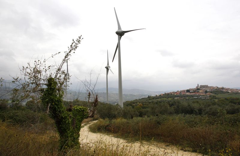 &copy; Reuters. Windmills are seen at an eolic farm in Tocco da Casauria, central Italy October 14, 2010. REUTERS/Tony Gentile/File Photo