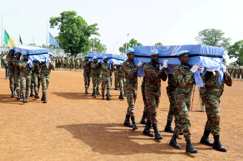&copy; Reuters. أفراد بقوة حفظ السلام التابعة للأمم المتحدة يحملون نعوش ثلاثة جنود من بنجلادش بقوة حفظ السلام لاقوا حتفهم في انفجار عبوة ناسفة في شمال مالي 