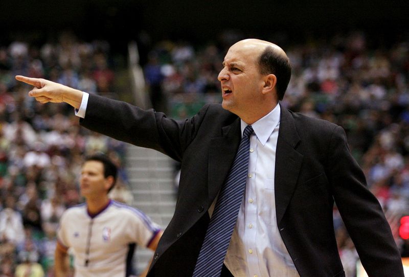 © Reuters. FILE PHOTO: Houston Rockets Head Coach Jeff Van Gundy shouts about a call during the second half of NBA basketball action against the Utah Jazz in Salt Lake City April 18, 2007. REUTERS/Steve Wilson (UNITED STATES)/File Photo