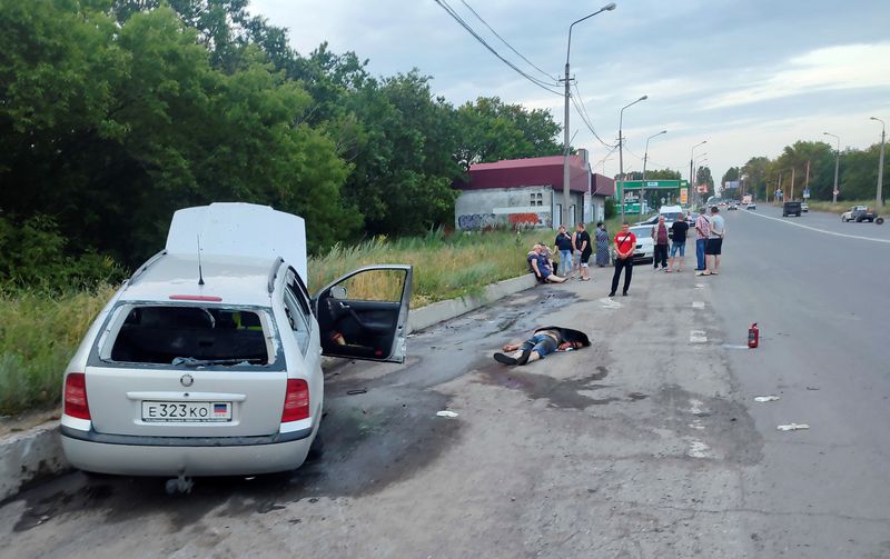 &copy; Reuters. منظر لجثة شخص بالقرب من سيارة متضررة في أعقاب قصف روسي على منطقة دونيتسك الأوكرانية يوم 28 يونيو حزيران 2023. تصوير: بافل كليموف - رويترز.